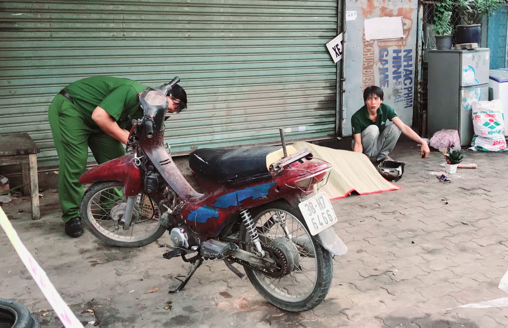 Lực lượng chức năng khám nghiệm hiện trường