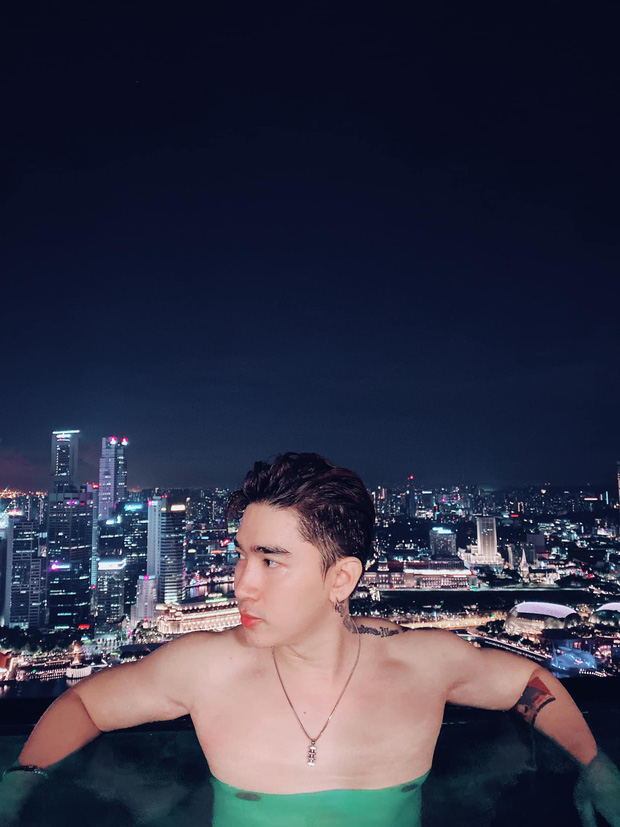 Chi Dân chia sẻ hình ảnh tại một hồ bơi vô cực nổi tiếng ở Singapore.