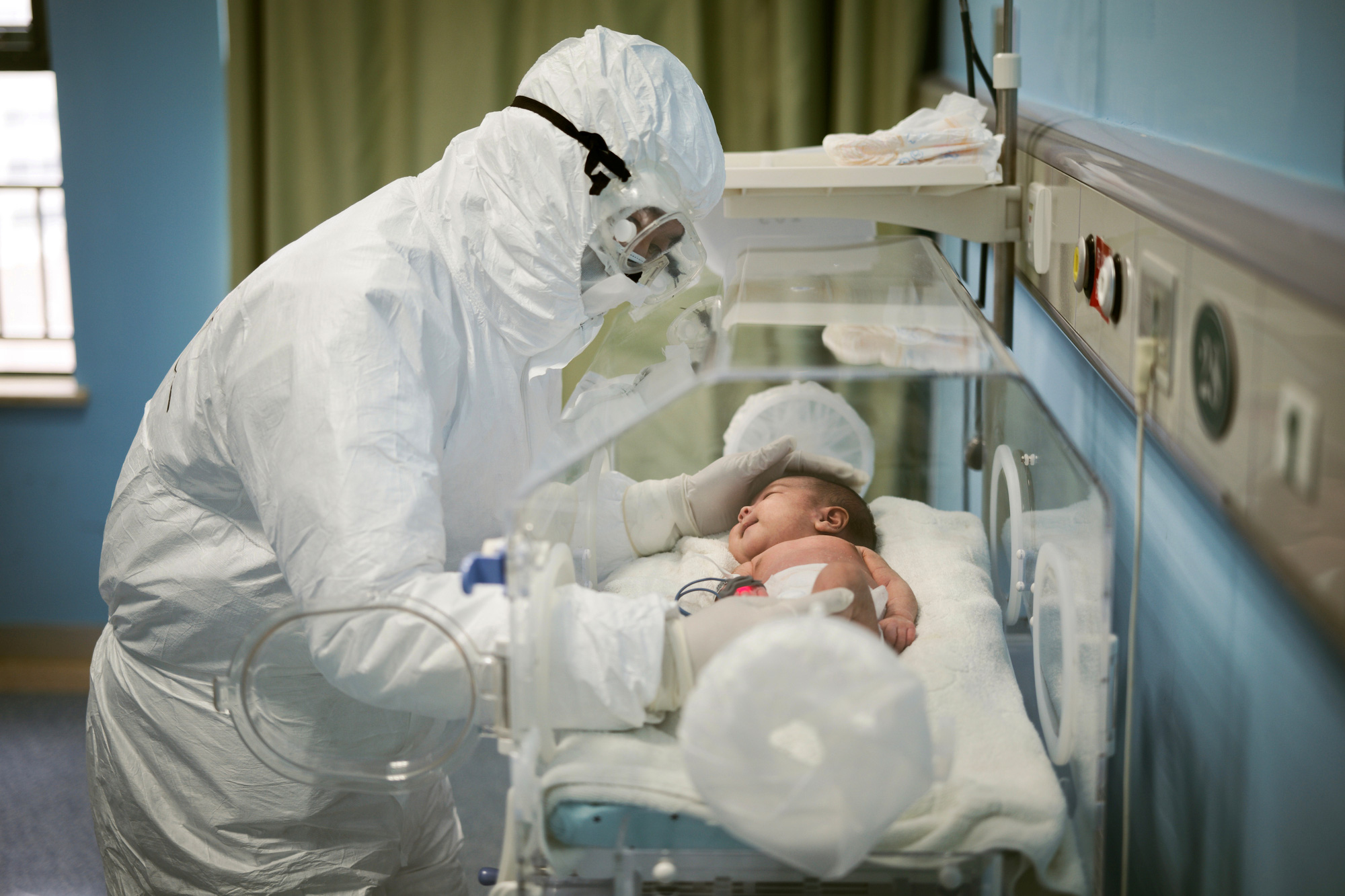 Nhân viên y tế đang chăm sóc một em bé sơ sinh dương tính với Covid-19 tại Vũ Hán, Trung Quốc&nbsp;(ảnh: CGTN)
