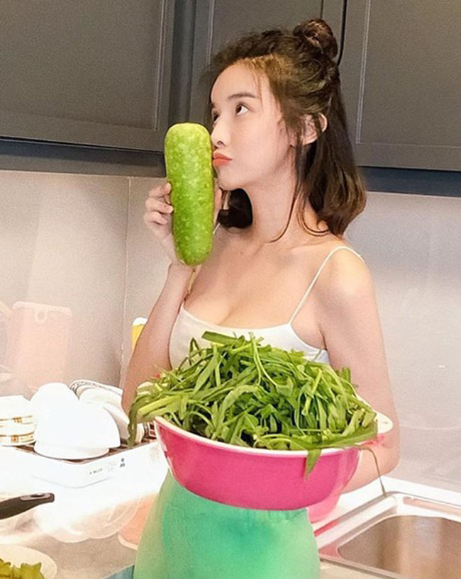 Người đẹp Cao Thái Hà mới đây cũng đốn tim người hâm mộ khi khoe ảnh vào bếp nhưng ăn vận quá đỗi sexy.