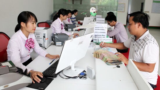 Chủ DN gặp khó do dịch Covid-19, được vay vốn với lãi suất 0%/năm để trả lương cho người lao động (ảnh minh họa)