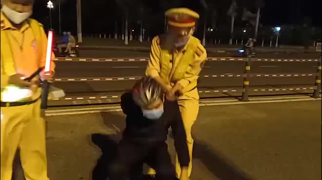 Đà Nẵng: "Quái xế" lao thẳng vào tổ trực khi bị CSGT đón lõng dừng xe