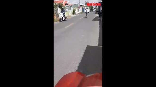 Xôn xao clip thợ hồ cầm súng nhựa dọa tài xế xe tải sau va chạm giao thông