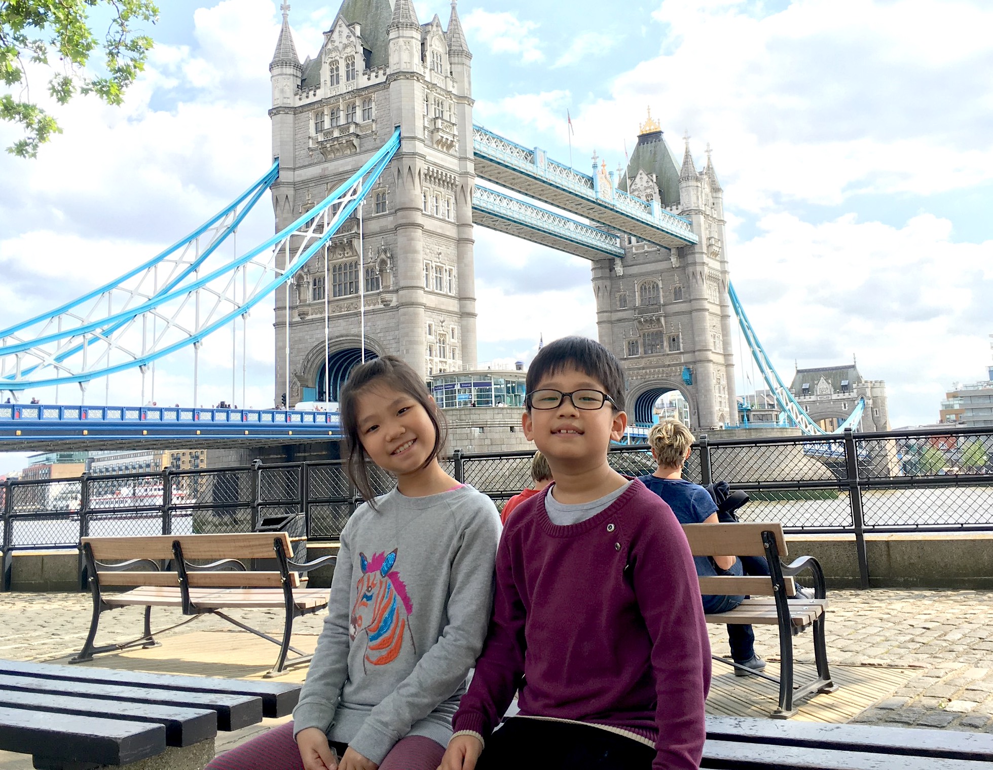 Truong Thi Linh Nhan và Truong Cao Khoi. Ảnh: Twitter Đại sứ quán Anh tại Việt Nam