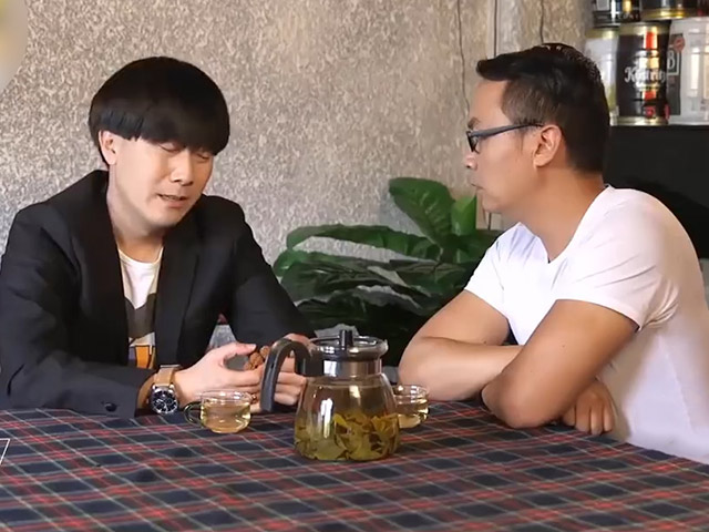 Video Clip Cười - Đôi bạn học cùng một lớp nhưng mỗi người một số phận