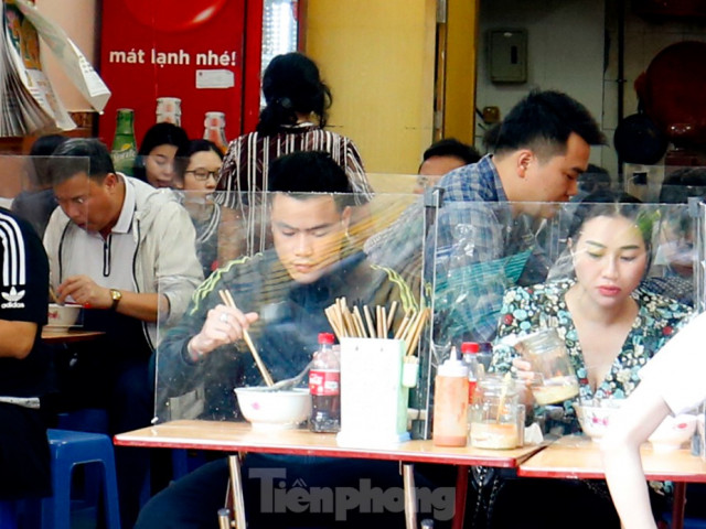 Tin tức trong ngày - Độc đáo vách ngăn phòng, chống dịch COVID-19 ở các quán ăn Hà Nội