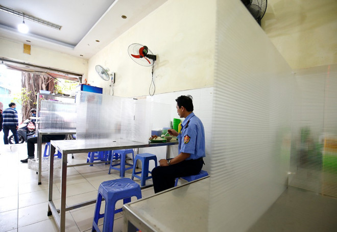 Ngoài các&nbsp;quán phở trên, còn có một số quán cơm ở phố Phủ Doãn (Hoàn Kiếm, Hà Nội) đối diện với bệnh viện Việt Đức, cũng áp dụng phương pháp dựng "tường" mica này để tránh&nbsp;lây nhiễm COVID-19.