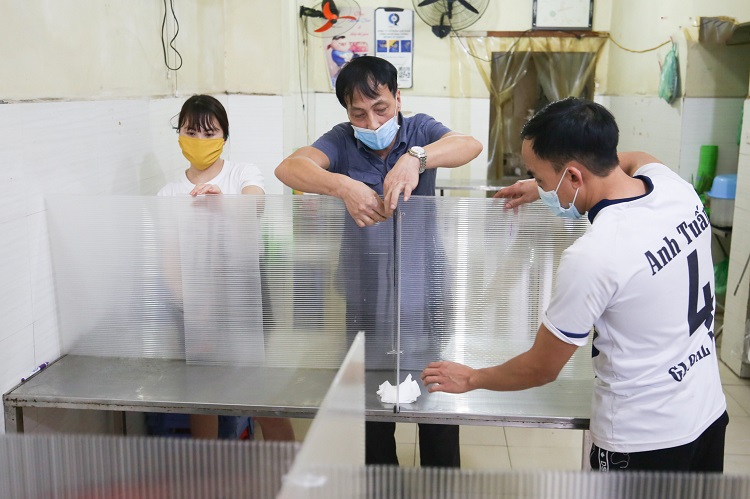 Một quán cơm ở Hà Nội đã tự chi tiền để lắp tấm chắn giọt bắn để đảm bảo an toàn cho việc kinh doanh mùa dịch.