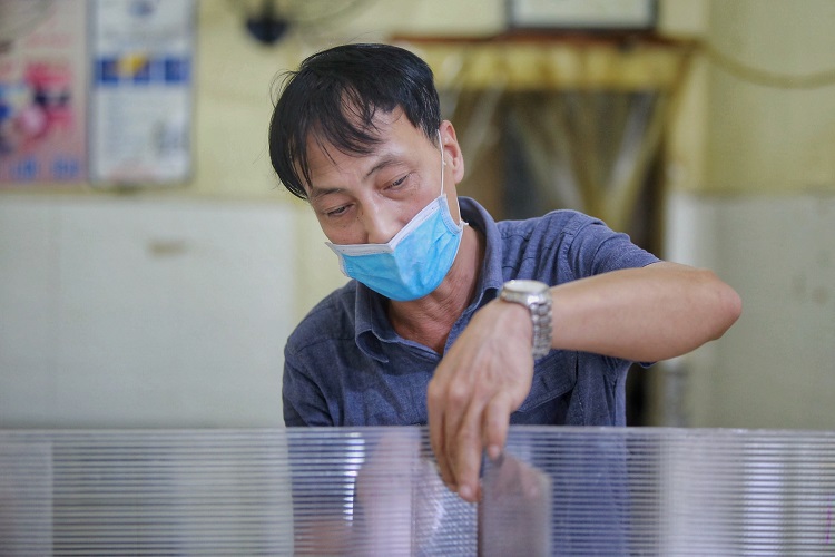 
Ông Sơn chia sẻ, việc lắp vách ngắn nhằm đảm bảo an toàn cho khách đồng thời ông và nhân viên của quán cũng yên tâm hơn khi làm việc.