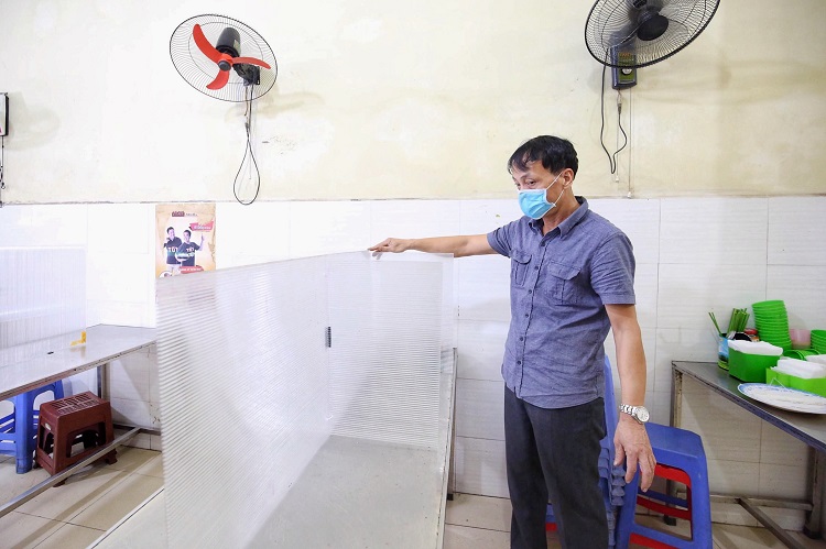 
Mỗi bàn ông đặt 4 nhựa mika chia thành 4 ngăn nhỏ, mỗi ngăn là chỗ dành cho một thực khách.