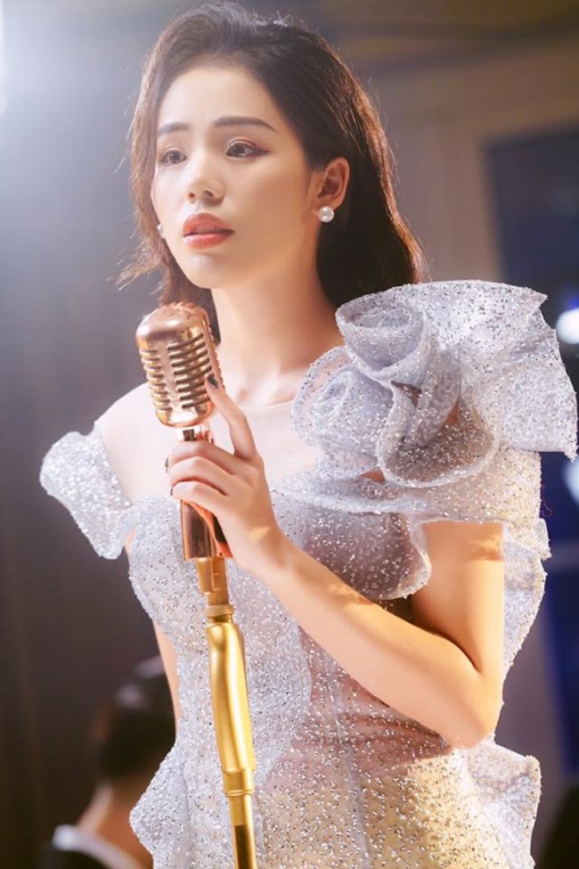 Hương Ly dần lấn sân vào showbiz, tham gia các chương trình truyền hình. Thậm chí, trong "Giọng ca bí ẩn", MC Trấn Thành còn khen ngợi về chất giọng của Hương Ly.