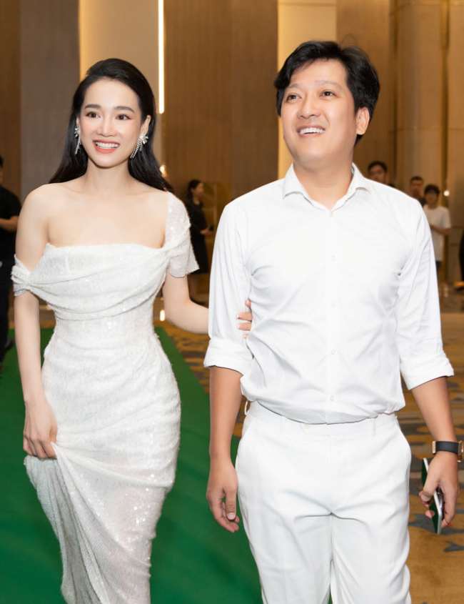 Đặc biệt kể từ sau khi kết hôn, Nhã Phương có sự chuyển hướng về thời trang khi ngày càng sexy, quyến rũ và có phần hở táo bạo.