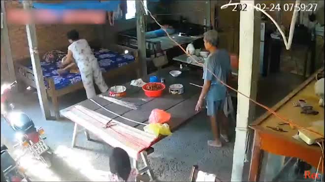 Vợ chồng đánh đập mẹ già 88 tuổi lãnh án