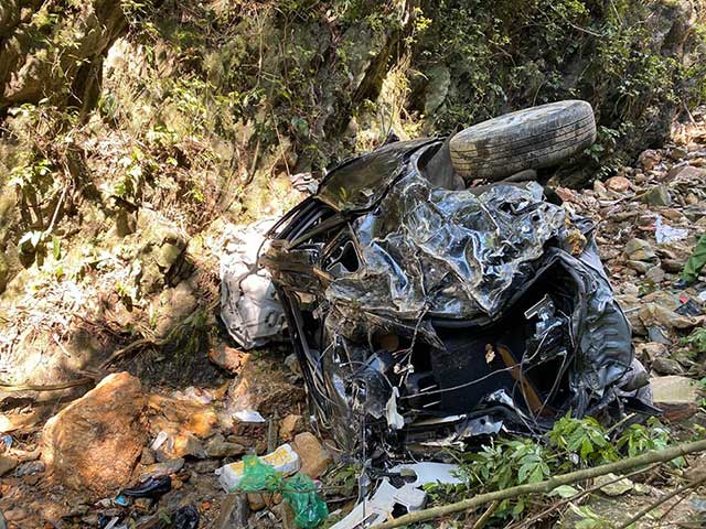 Tin tức trong ngày - Lạnh người trước hiện trường vụ ô tô rơi xuống vực ở Tam Đảo, 4 người tử vong