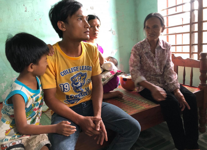 Anh Lư Ngọc Duy cùng gia đình kể lại sự việc. Ảnh: T.Trực