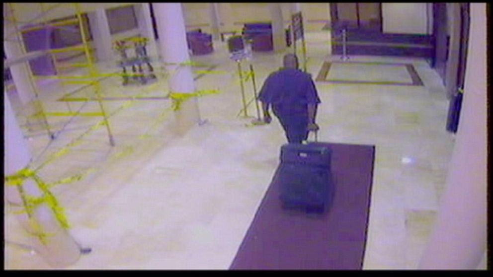 Hình ảnh Michael Lee Jones kéo theo chiếc vali được camera tại khách sạn ghi lại.