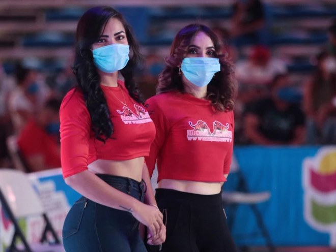 Những cô nàng ring girl bốc lửa trông khá lạ lẫm