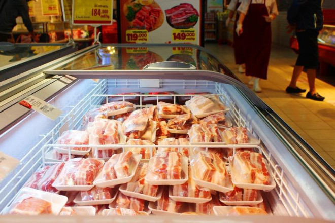 Để đảm bảo nguồn cung thịt heo và góp phần kiềm chế giá heo đang neo cao, hàng chục nghìn tấn thịt heo đông lạnh đã được nhập khẩu trong ba tháng đầu năm 2020. Ảnh: TÂN