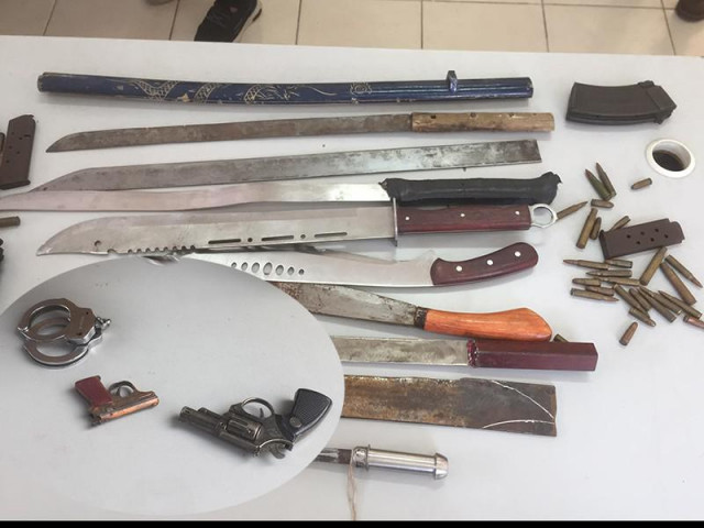 Pháp luật - Bình Thạnh: Dân đem súng, đạn… tới đổi mì gói, dầu ăn