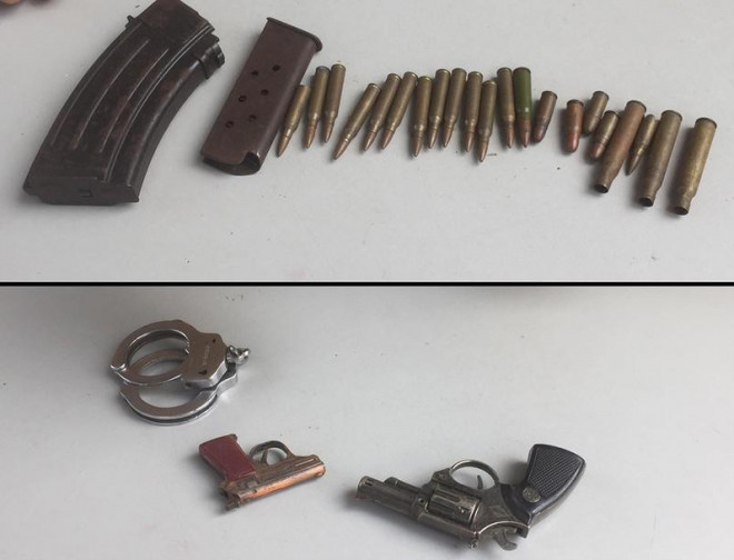 Chỉ trong khoảng một giờ, đã có hàng chục người dân tới giao nộp các loại vũ khí, hung khí, vật liệu nổ... Ảnh: HT