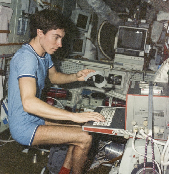 Krikalev mắc kẹt trên trạm vũ trụ suốt 10 tháng, gấp đôi thời gian dự kiến ban đầu.