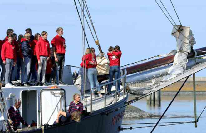 Nhóm học sinh vượt 7.000 km để về nhà trên con thuyền Wylde Swan. Ảnh: Reuters