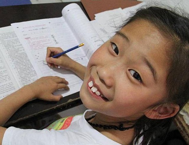 Bé gái Zhang Yiwen bắt đầu bị bố mẹ thúc ép chuyện học từ năm 4 tuổi.