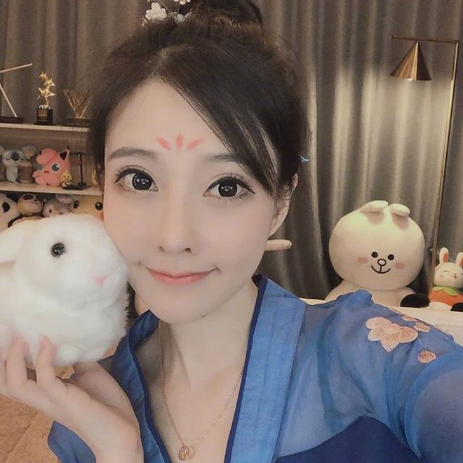 "Thánh nữ" streamer lộ chiều cao như một đứa trẻ, lượng fan sụt giảm “không phanh” - 12