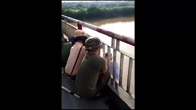 Clip: Thót tim cảnh giải cứu người đàn ông chới với ở mép cầu Chương Dương