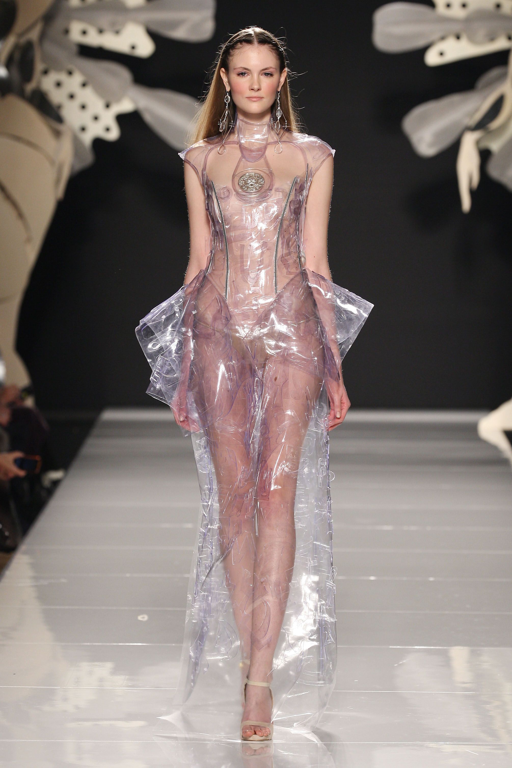Tranh cãi quanh chiếc váy bằng nhựa của sao Hàn - 7