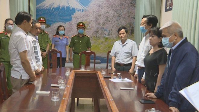 Cơ quan chức năng thực hiện lệnh bắt một số cán bộ y tế. Ảnh N.M