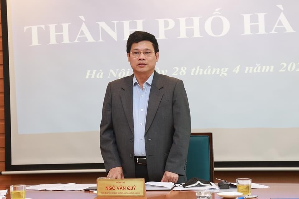 Ông Ngô Văn Quý - Phó Chủ tịch UBND TP Hà Nội báo cáo tại phiên họp
