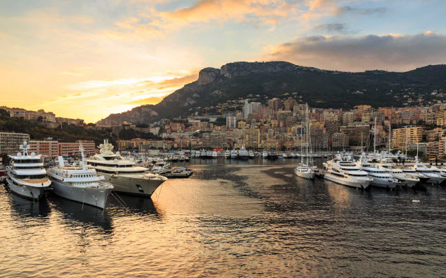 Monaco: Thành phố trên bờ biển Địa Trung Hải là điểm đến ưa thích của những người nổi tiếng, đặc biệt vào mùa hè. Bạn có thể thử vận may trong các sòng bài, thưởng thức đặc sản địa phương tại chợ La Condamine, đi dạo ngắm phong cảnh dọc bờ biển,…
