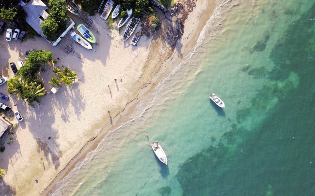 Jamaica: Điểm đến hấp dẫn nhất vào mùa hè ở Jamaica là dọc bờ biển phía đông, thủ đô Saint James Parish và vịnh Montego. Du khách có thể tham gia lặn ống thở và bình khí tại khu bảo tồn biển vịnh Montego hay chiêm ngưỡng vẻ đẹp cổ kính của thành phố Saint James Parish.
