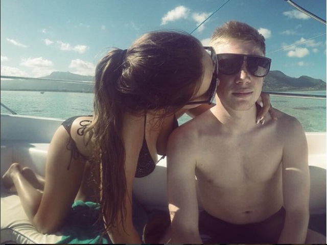 Bóng đá - De Bruyne &amp; Man City bất ngờ "đổi đời" nhờ siêu mẫu nóng bỏng