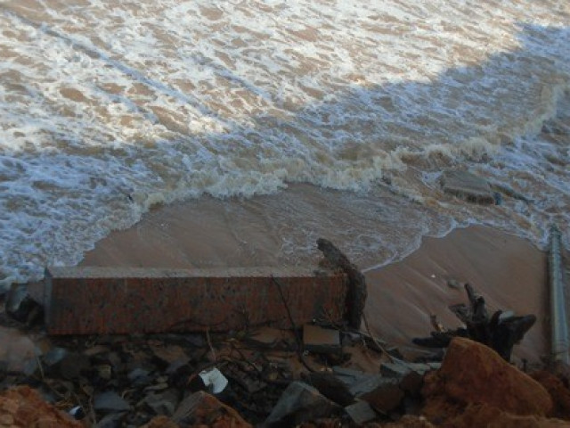 Tin tức trong ngày - Bình Thuận: Sóng lớn đánh bay con đường cùng nhiều công trình xuống biển