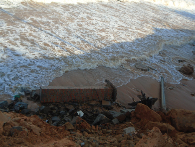 Cột điện, trụ chỉ giới đường ven biển bị đánh sập, lọt thỏm xuống biển