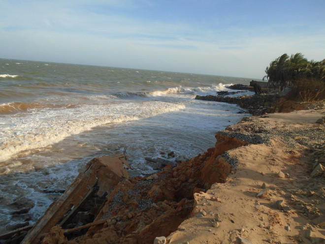 Sóng biển đánh tan hoang nhiều ngôi nhà cùng con đường