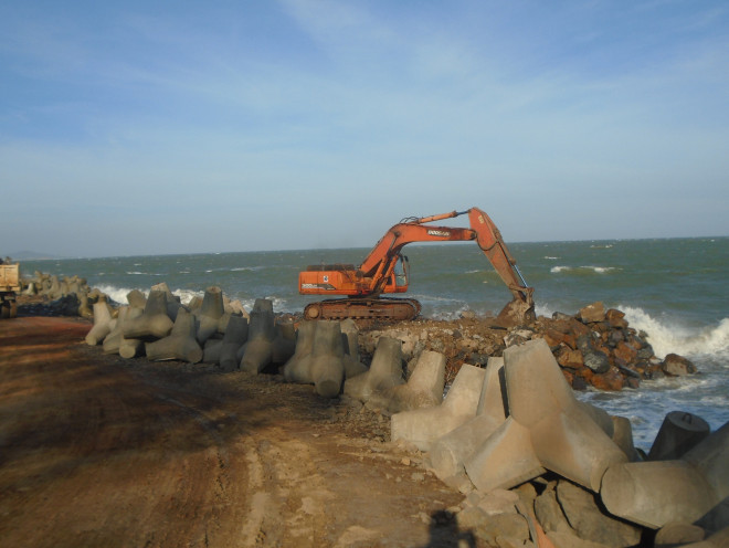 Bình Thuận: Sóng lớn đánh bay con đường cùng nhiều công trình xuống biển - 4