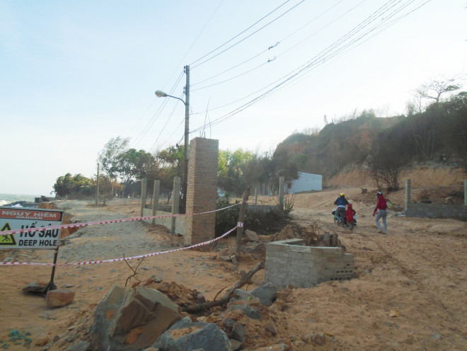 Ngay trong chiều 28.4, địa phương làm gấp con đường để người dân qua lại.