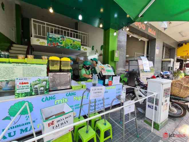 Một quán bán nước uống rau má ở Phú Nhuận thực hiện các biện pháp an toàn, không tiếp xúc. Ảnh: Hải Đăng