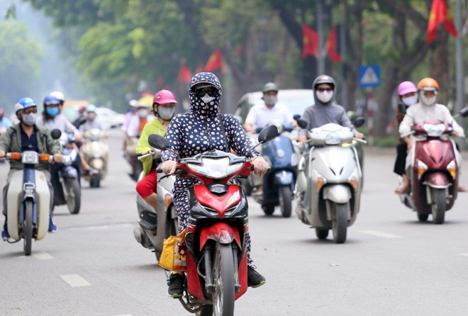 Trong các ngày 28 và 29/4, thời tiết tại Hà Nội xuất hiện nắng nóng. Tuy nhiệt độ chỉ ở ngưỡng 30 độ C nhưng cũng khiến người dân cảm thấy đôi chút khó chịu khi ra đường.