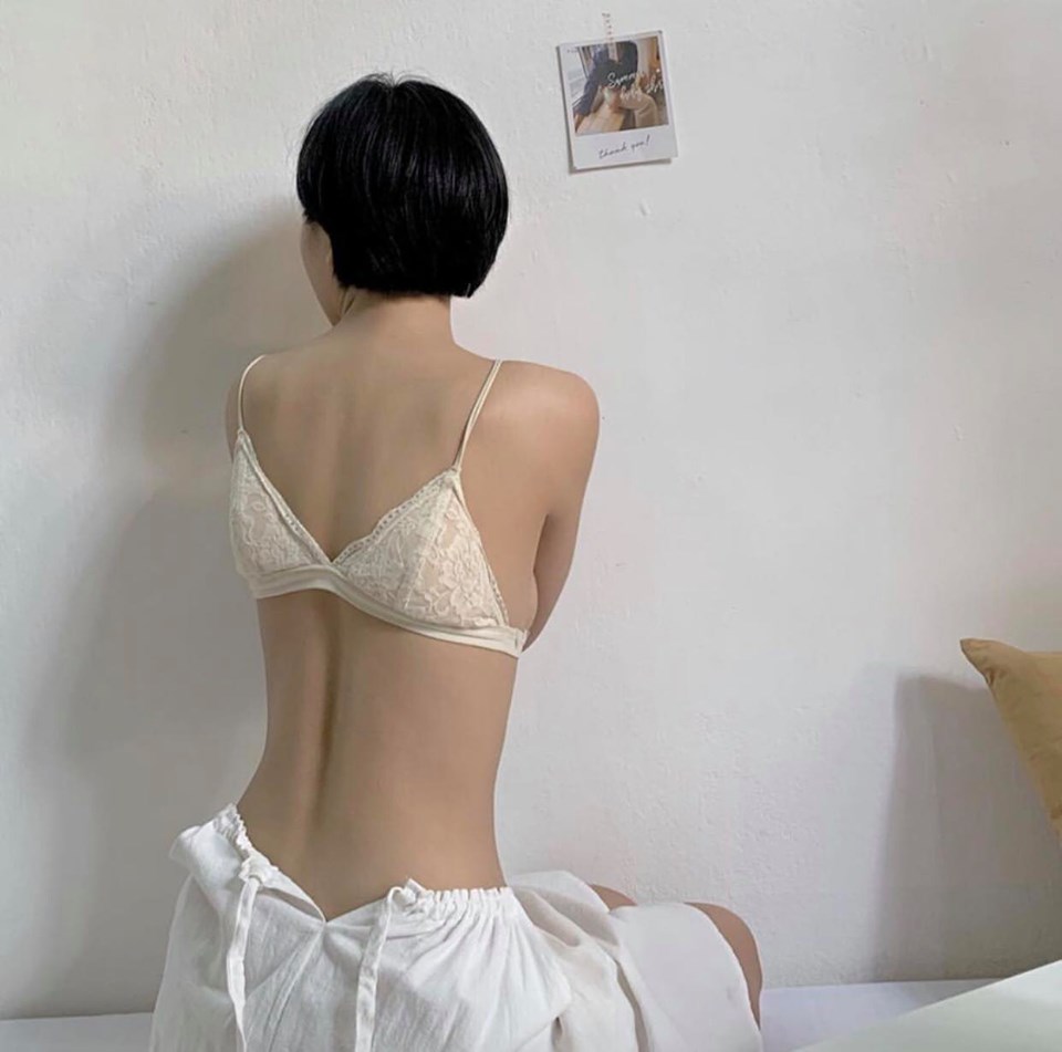 Nữ sinh Buôn Mê Thuột gây tò mò trên Instagram khi thử mốt áo lót ngược - 1