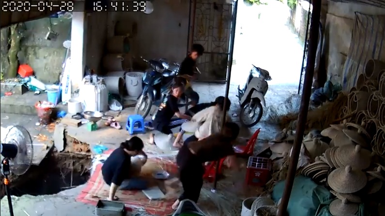“Hố tử thần” nuốt chửng cột nhà cao hơn 2m ở Hà Nội. Ảnh cắt từ clip.