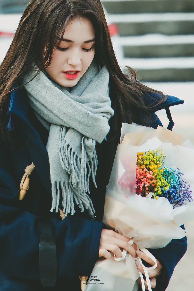 Jeon Somi lên internet xem bình luận của cư dân mạng về hình ảnh tốt nghiệp.