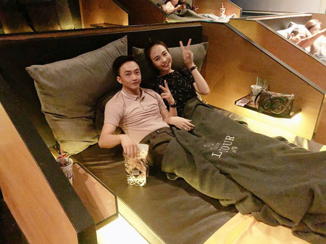 Đàm Thu Trang có cuộc sống hạnh phúc viên mãn khi kết hôn. Trong những ngày ở nhà chống dịch Covid-19, cô còn tổ chức sinh nhật cho ông xã ngay tại nhà.