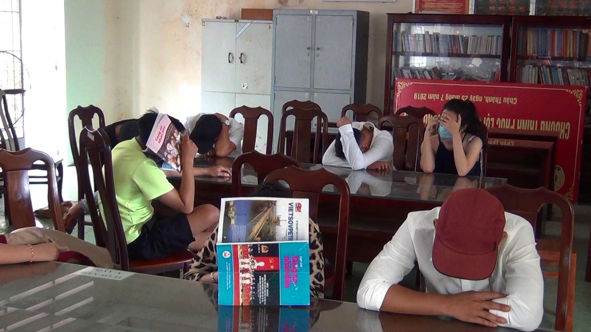 Các đối tượng tại cơ quan công an.
