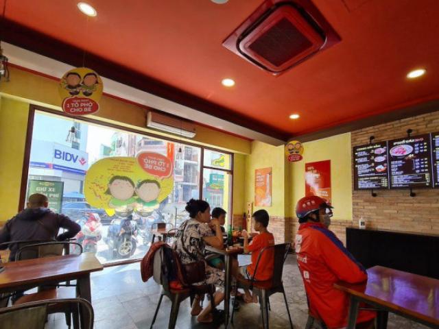 Hàng quán tại TP.HCM: Mua online nhiều, ăn tại chỗ ít, vẫn giữ khoảng cách an toàn