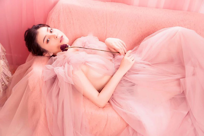 Vóc dáng phổng phao cùng với gương mặt đẹp khiến cô trở nên nổi tiếng.