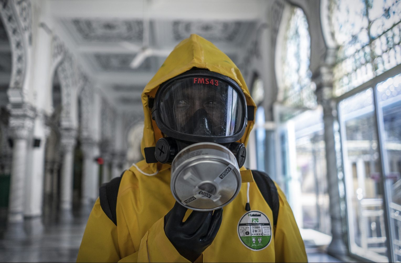 Một nhân viên y tế đeo mặt nạ phòng độc trong dịch Covid-19 (ảnh: Reuters)